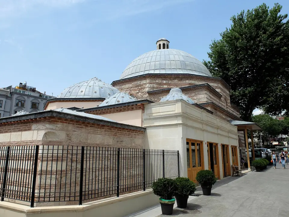 Tophane’de Kılıç Ali Paşa Hamamı’nın restorasyon sonrası kurşun kubbeleri ve demir parmaklıklı bahçesi