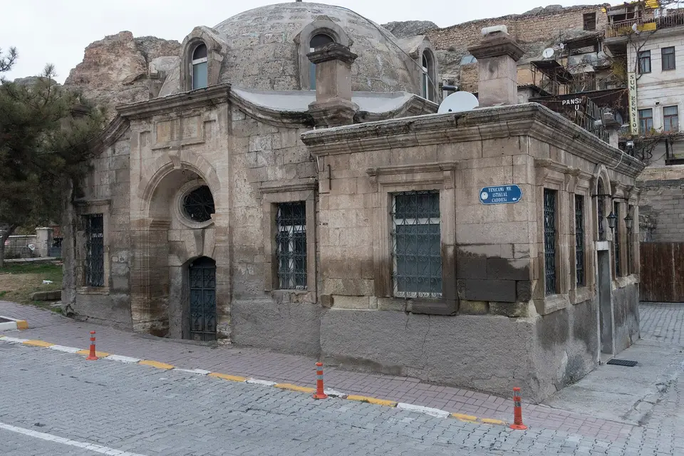 Ürgüp Hamamı’nın kesme taş cephesi, ışık delikli kubbesi ve kemerli girişi, Nevşehir
