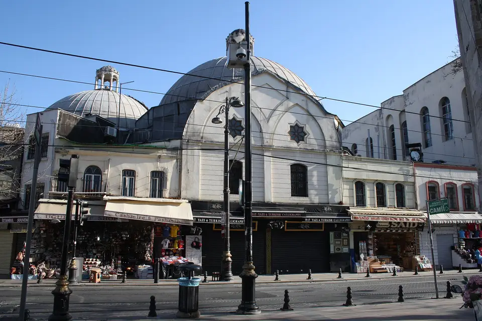 Divanyolu’nda Çemberlitaş Hamamı’nın kubbeleri ve önündeki dükkânlar